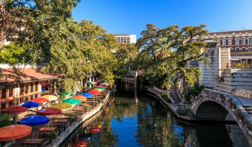 san-antonio-bridge-by-river-and-colorful-outdoor-umbrellas